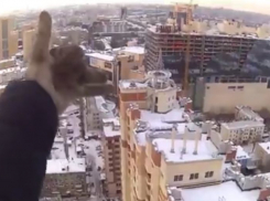 Воронежский руфер снял на видео восхождение на шпиль высотного дома