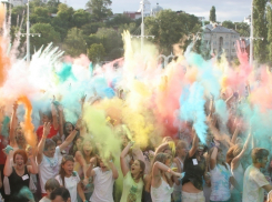 Воронежцы раскрасили себя на фестивале красок «Город света»