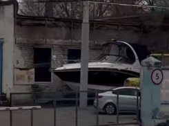 Припаркованный катер заметили в неожиданном месте в Воронеже
