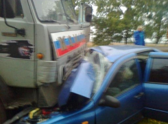 В Лискинском районе при столкновении «Лады Калины» с «Камазом» погибли мужчина и девушка