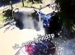 Момент столкновения таксиста с Subaru и Mercedes попал на видео в Воронеже