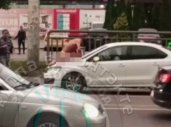 Разделся и запрыгнул на машину: голый человек ушел в отрыв на дороге в Воронеже 