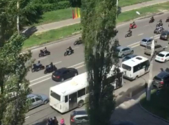 Сотни байкеров эпично остановили движение машин в Воронеже