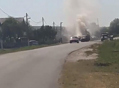 Fiat внезапно загорелся и попал на видео под Воронежем