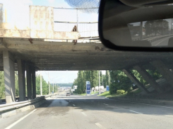 На воронежскую окружную с разбитого виадука падают куски бетона 