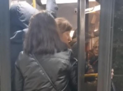 Ситуация не меняется: местные жители вновь пожаловались на забитые автобусы в Воронеже