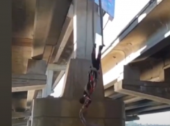 Подвешенные вниз головой к мосту девушки устроили танцы в Воронеже