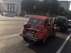 Культовый Citroen из прошлого века замечен на дороге в Воронеже 