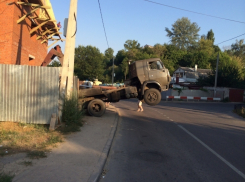 В центре Воронежа чуть не перевернулся «Камаз»