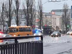 Школьный автобус наехал на сбитого пешехода в Воронеже 
