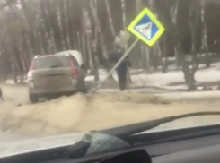 «Снес пешеходник»: в Воронеже произошла жесткая авария