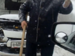 Нападение на оператора, снимавшего ДТП в Воронеже, попало на видео