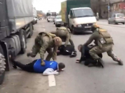 Появилось видео задержания воронежцев, которые инсценировали ДТП и получали с этого миллионы