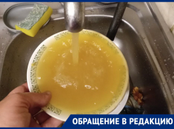Вода цвета куриного бульона бежит-журчит из крана грустных воронежцев 