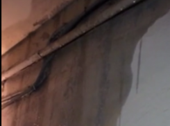 Беспощадный потоп в пятиэтажке Воронежа попал на видео