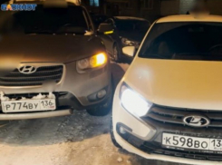 Муж и жена взяли воронежского водителя в «тиски» из-за парковки в чужом дворе
