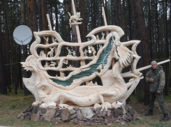 Величественный корабль создал воронежский резчик по дереву