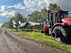 Эпичную транспортировку сверхзвукового боевого самолета сняли под Воронежем 