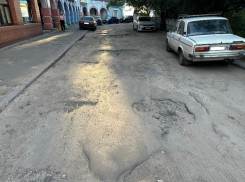 Печальное состояние дороги показали на фото в Воронеже