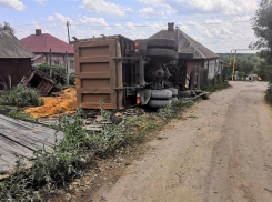 Самосвал разрушил чужой забор при отъезде от воронежского храма
