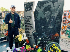 Фанат «Торпедо» выразил респект Юрию Хою на его могиле в Воронеже