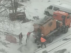 Дорожники устроили суровый мастер-класс по укладке асфальта в безумную метель в Воронеже