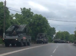 Мощнейшую колонну военной техники заметили в Воронеже