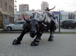 Скульптура быка переезжает из центра Воронежа в другое место