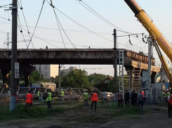 Огромная часть реконструируемого виадука на 9 Января рухнула на ж/д пути