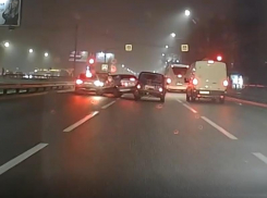 Момент массового ДТП со скольжением попал на видео в Воронеже