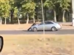 Необъяснимо упертую поездку человека на капоте автомобиля сняли в Воронеже 