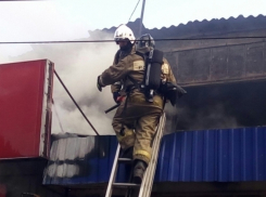 Эпичное тушение горящего ангара с машинами в Воронеже попало на видео
