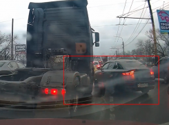 Почему нельзя «лезть» под фуру, наглядно показали в Воронеже