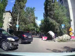 Автомобиль нырнул в траншею после ДТП в Воронеже