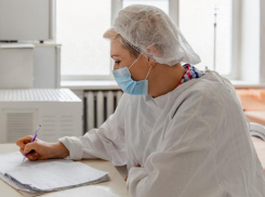 Как ношение маски снижает вероятность заражения, рассказали эксперты