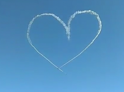 Фееричное сердце начертили самолеты в небе над Воронежем