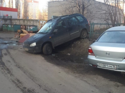 Неподдающуюся логике парковку зафиксировали в Воронеже