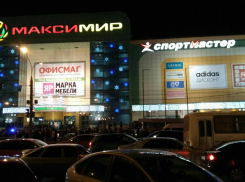 В Воронеже срочно эвакуируют торговые центры во всех районах