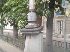 Столб-Франкенштейн из последних сил держится в центре Воронежа