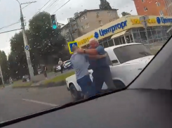 Пенсионер-провокатор: за что молодой водитель ударил пожилого показали на видео в Воронеже
