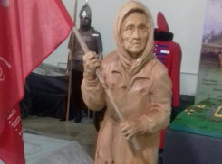 Куда пропала «бабушка с красным флагом» из Кольцовского сквера в Воронеже