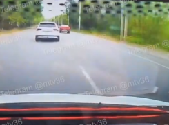 Урок от «дорожного учителя» снял автомобилист от первого лица в Воронеже  