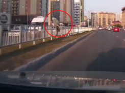 Старушка-паркурщица продемонстрировала сумасшедшую ловкость в Воронеже