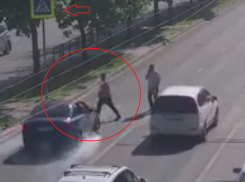 Момент жесткого наезда на пешехода попал на видео в Воронеже 