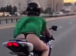 Проказник ветер задрал платье мотоциклистки на высокой скорости в Воронеже