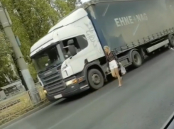 Девушка в коротких шортах захватила проспект в Воронеже 