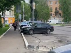Провод рухнул на припаркованные автомобили в центре Воронежа
