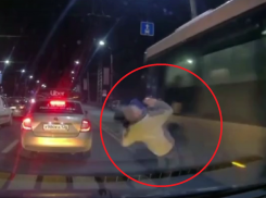 За долю секунды: воронежец чудом не оказался под колесами автобуса