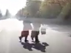 Нерасторопную пару пенсионеров едва не отправили на тот свет у рынка в Воронеже