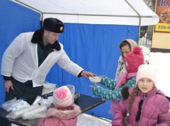 Воронежские спасатели перед Рождеством покормили людей кашей